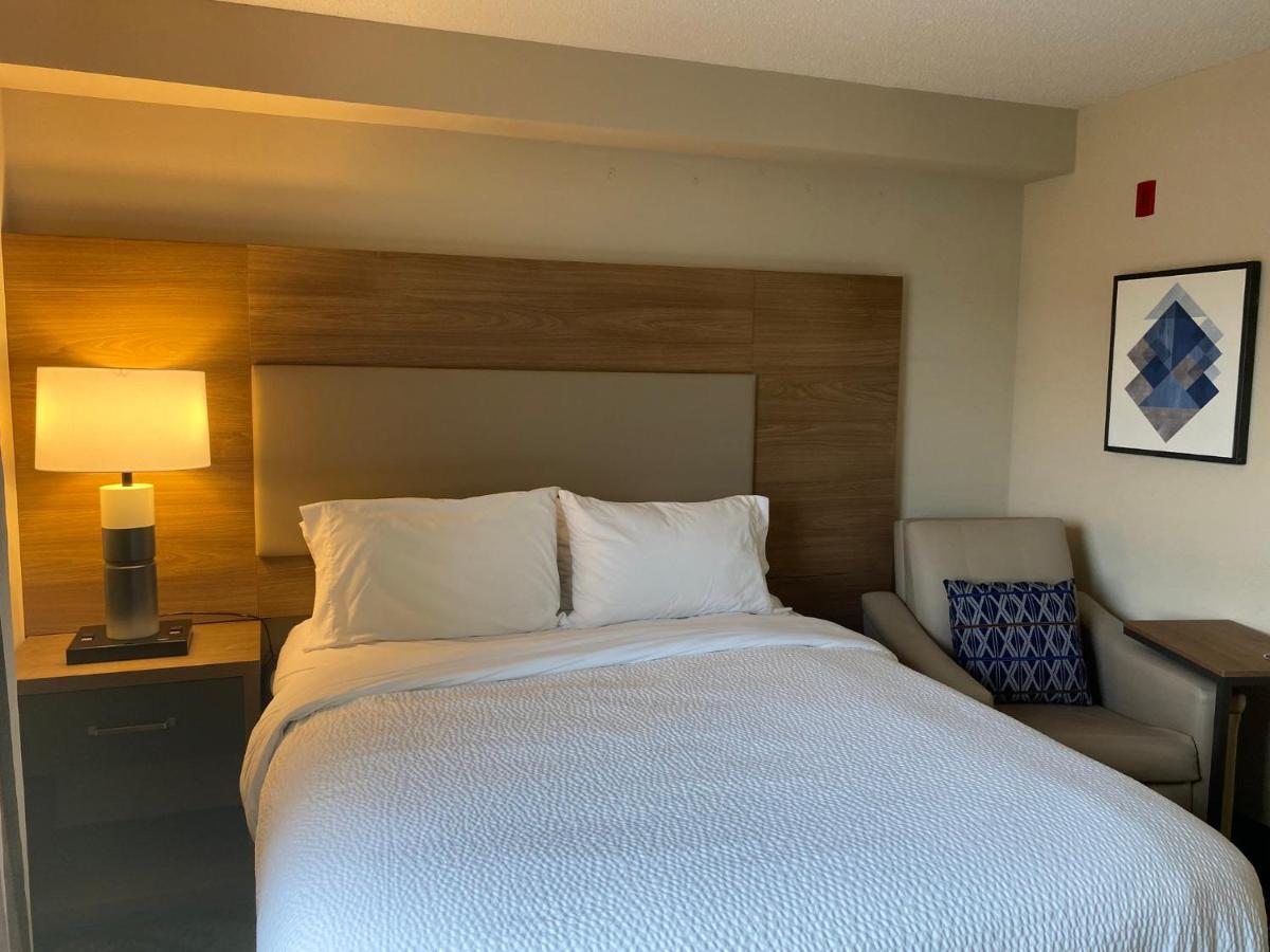 Queen Room with Transfer Shower - Mobility Accessible,1010001823:JPEG